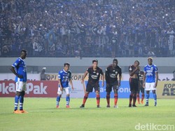 Adalah Ezechiel NDouassel yang menjadi pencetak gol pertama Persib. Dia membukukannya pada menit ke-28 lewat titik putih. (Foto: Wisma Putra/detikcom)