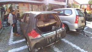 Foto: Mobil-mobil Hancur Kena Bom Gereja di Surabaya