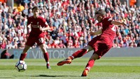 Tak mau kalah dengan Dominic Solanke, bek kiri Andy Robertson pun mencetak gol perdananya untuk Liverpool di menit ke-85 sekaligus membawa timnya menang 4-0. (Carl Recine/Reuters)