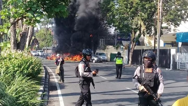 Saksi Bom GKI Surabaya: Pelaku Peluk Satpam dan Meledak Saksi Bom GKI Surabaya: Pelaku Peluk Satpam dan Meledak