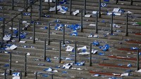 Begini situasi di tribun usai laga Hamburg vs Gladbach yang sempat berlangsung ricuh, setelah Hamburg kehilangan predikat sebagai satu-satunya tim yang belum pernah terdegradasi dari Bundesliga. (Foto: Morris Mac Matzen/Reuters)
