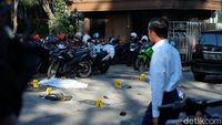 Potret Jokowi Berkemeja Putih Tinjau Gereja yang Diserang Bom