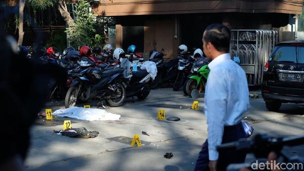 Potret Jokowi Berkemeja Putih Tinjau Gereja yang Diserang Bom