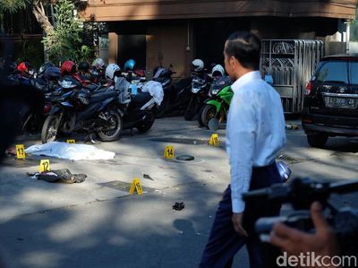 Potret Jokowi Berkemeja Putih Tinjau Gereja yang Diserang Bom