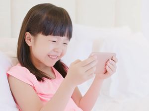 Cara Mudah Pastikan Anak Nonton Video di Gadget Sesuai Usia