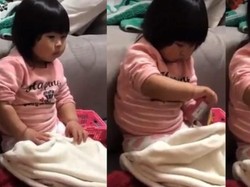 Gemas! Balita Ini Sembunyikan Keripik Kentang Kesukaannya di Bawah Selimut