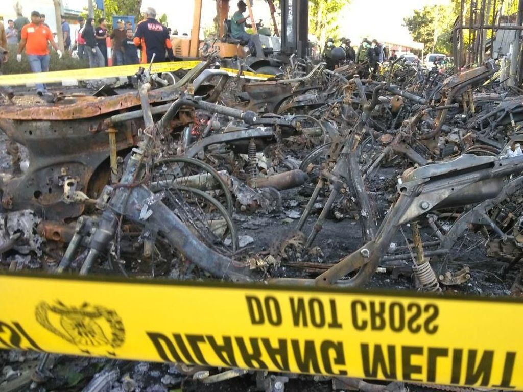 Rentetan Teror dari Surabaya Sampai Riau Rentetan Teror dari Surabaya Sampai Riau