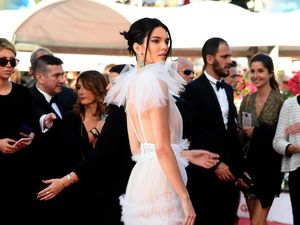Lagi, Kendall Jenner Bergaun Menerawang Tanpa Bra di Cannes