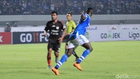 Ezechiel NDouassel pun melakukan perayaan gol untuk ketujuh kalinya di musim ini. (Foto: Wisma Putra/detikcom)