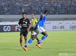 Ezechiel NDouassel pun melakukan perayaan gol untuk ketujuh kalinya di musim ini. (Foto: Wisma Putra/detikcom)