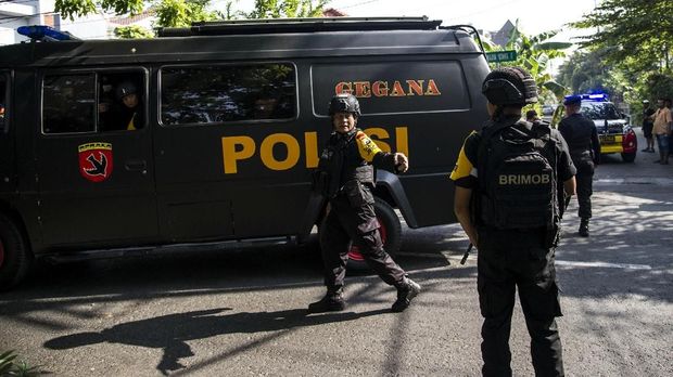 Petugas kepolisian diharapkan bisa dengan cermat memeriksa penonton yang datang ke laga Persija vs Home United.