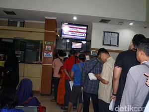 Ratusan Warga Surabaya Donor Darah untuk Korban Bom Gereja Ratusan Warga Surabaya Donor Darah untuk Korban Bom Gereja