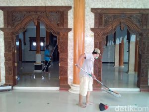 Aksi Belasan Orang Bersihkan Masjid Gratis di Kudus Jelang Ramadan
