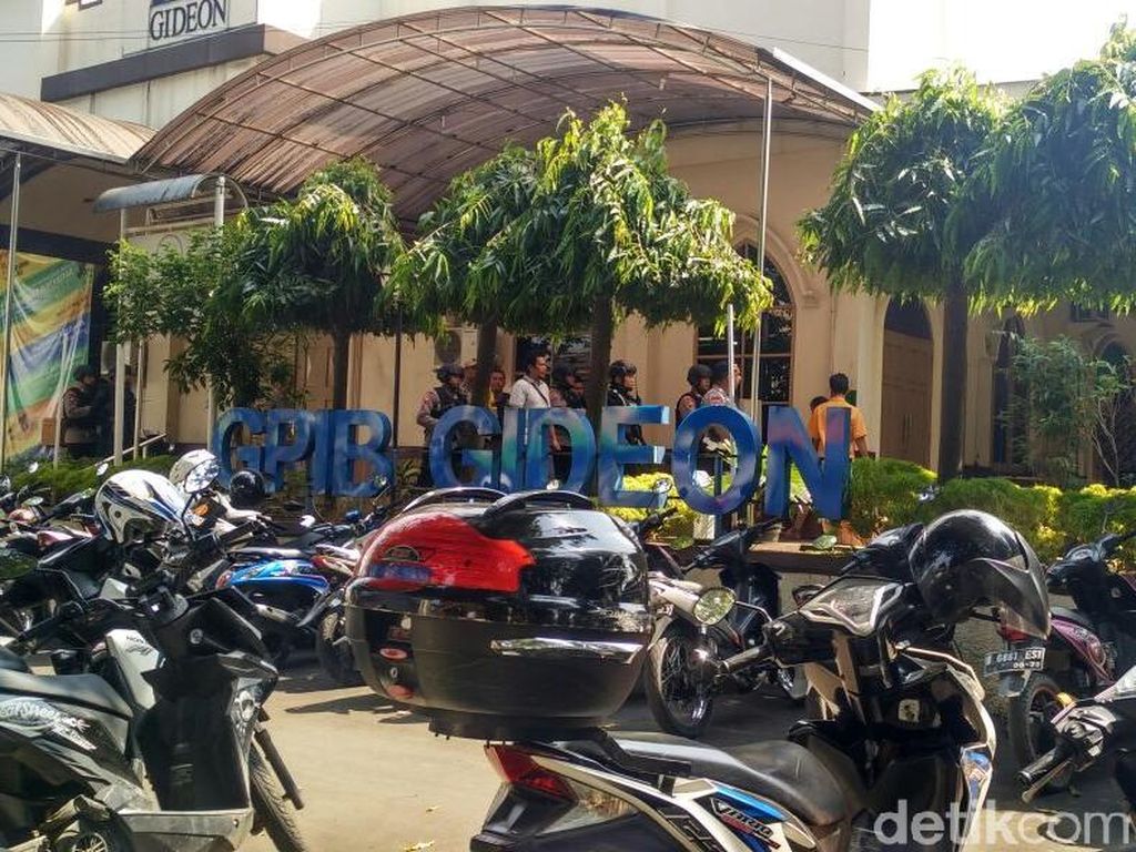 3 Orang Sempat Diamankan dari Gereja Dekat Mako Brimob 3 Orang Sempat Diamankan dari Gereja Dekat Mako Brimob