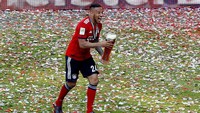 Corentin Tolisso merasakan gelar perdananya bersama Bayern. Foto: Michaela Rehle/Reuters