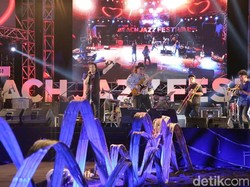 Hentakan Musik Kla Project Bius Penonton Jazz Pantai Banyuwangi