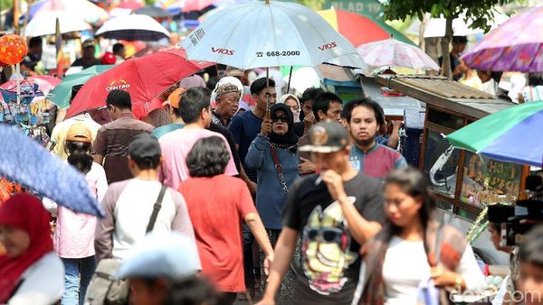 Momen Jelang Ramadan, Peziarah Penuhi TPU Karet Bivak