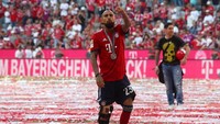 Arturo Vidal yang harus mengakhiri musim lebih cepat karena operasi lutut tak ingin ketinggalan ikut berpesta. Foto: Michael Dalder/Reuters