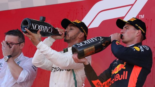 Lewis Hamilton merayakan kemenangan di podium GP Spanyol bersama Max Verstappen.