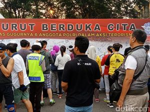 Berduka atas Gugurnya Anggota Brimob, Polisi Bagi Bunga di CFD Berduka atas Gugurnya Anggota Brimob, Polisi Bagi Bunga di CFD