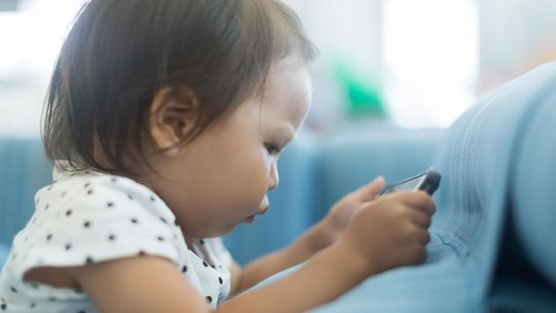 Ilustrasi anak nonton video di gadget
