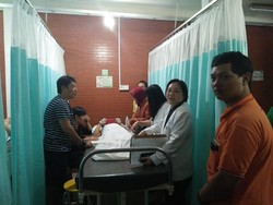 Risma Kunjungi Korban Luka Bom Bunuh Diri di RS Vincentius a Paulo