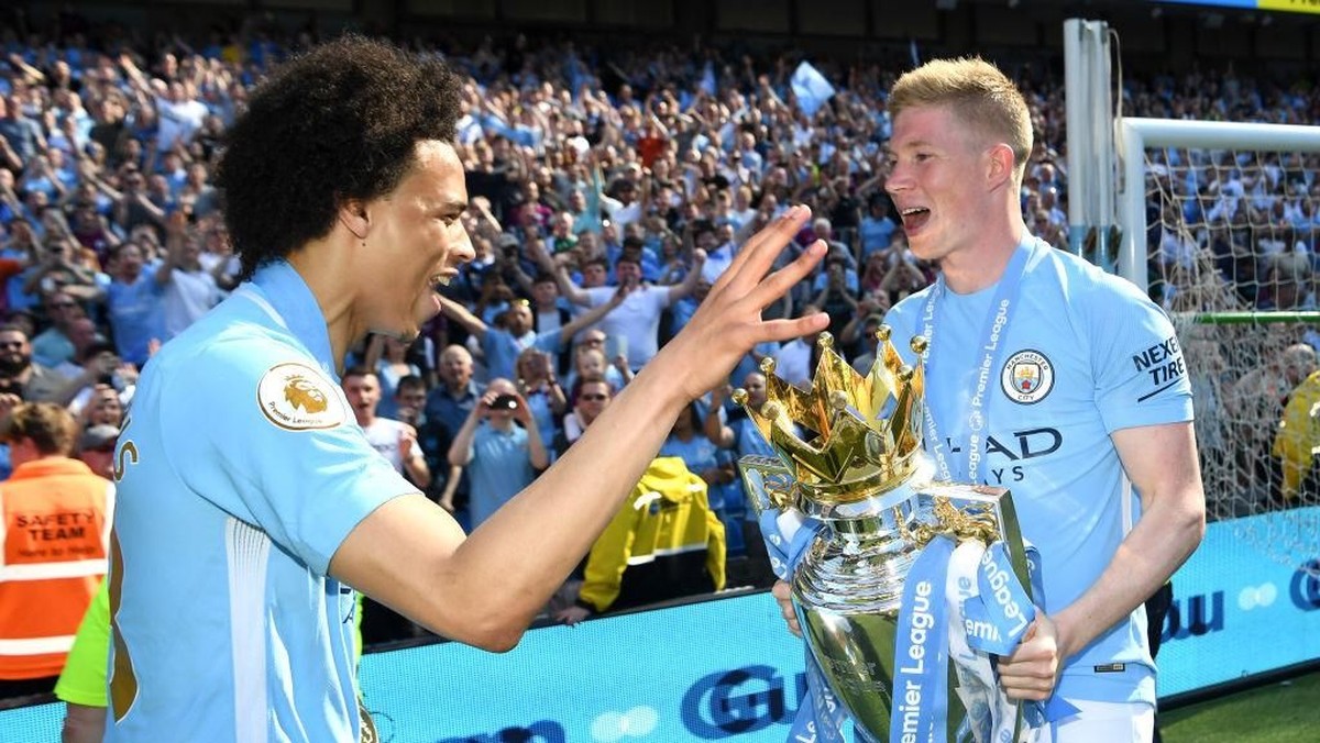 Kevin De Bruyne dan Leroy Sane memperebutkan Playmaker Award (Foto: Michael Regan/Getty Images)