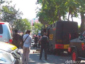 Satu Lagi Bom yang Ditemukan di Gereja Pantekosta Diledakkan Satu Lagi Bom yang Ditemukan di Gereja Pantekosta Diledakkan