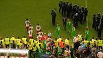 Foto: Ricuh Saat Hamburg Akhiri Masa 55 Musim di Bundesliga