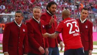Sejumlah mantan pemain Bayern terlihat menyambut para penggawa Die Roten jelang seremoni penyerahan piala Foto: Michael Dalder/Reuters