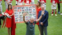 Sebelum pertandingan di Allianz Arena, Sabtu (12/5/2018) malam WIB, digelar seremoni sederhana untuk perpisahan Jupp Heynckes. Ini adalah laga terakhir Heynckes di Bundesliga. Foto: Michaela Rehle/Reuters