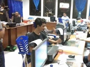 2 Pemotret Polisi yang Berjaga di Gereja Matraman Dipulangkan 2 Pemotret Polisi yang Berjaga di Gereja Matraman Dipulangkan