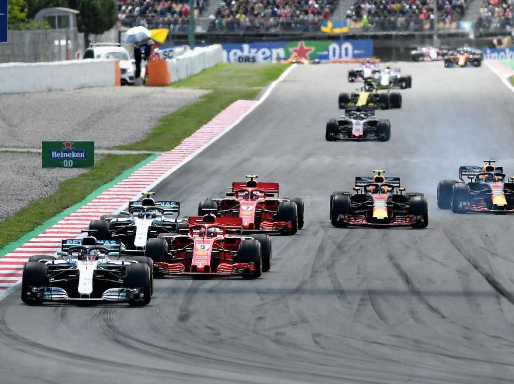 Hamilton Juara, Mercedes 1-2 Hamilton Juara, Mercedes 1-2