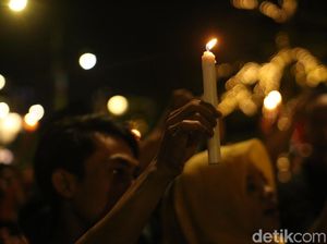 Nyalakan Ribuan Lilin, Rakyat Surabaya Bersatu Lawan Teroris