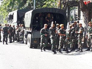 Motor Diduga Milik Pembom di Halaman Gereja, Polisi-TNI Berjaga Motor Diduga Milik Pembom di Halaman Gereja, Polisi-TNI Berjaga