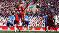 Dejan Lovren dengan sundulannya di menit ke-40 memperbesar keunggulan Liverpool menjadi 2-0. (Phil Noble/Reuters)
