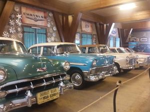 Tajir! Pria Ini Beli Bekas Gedung Mal Buat Pajang 225 Mobilnya