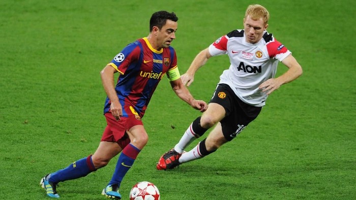 LONDON, ENGLAND - MAY 28:  Xavi of FC Barcelona is watched by Paul Scholes of Manchester United during the UEFA Champions League final between FC Barcelona and Manchester United FC at Wembley Stadium on May 28, 2011 in London, England.  (Photo by Michael Regan/Getty Images)