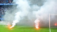 Hamburg juga menggantungkan nasib ke tim lain untuk bertahan. Saat Hamburg tampak akan terdegradasi, ada fans tuan rumah yang mulai berulah. (Foto: Fabian Bimmer/Reuters)