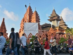 Polisi Bersenjata Amankan Kebaktian Misa di Denpasar