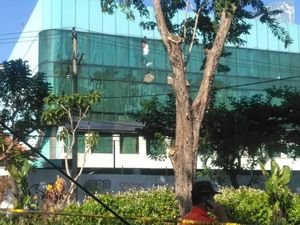 Bom Juga Hancurkan Kaca Gedung Lantai 4 di Seberang Gereja
