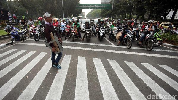 Lalin Sekitar Monas Buka-Tutup Selama Parade Karnaval Asian Games