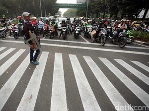 Lalin Sekitar Monas Buka-Tutup Selama Parade Karnaval Asian Games