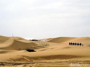 Kisah Biksu Pemakan Manusia di Balik Gurun Pasir Bernyanyi China Kisah Biksu Pemakan Manusia di Balik Gurun Pasir Bernyanyi China
