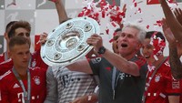 Jupp Heynckes sekali lagi sukses mengantar Bayern menjuarai Bundesliga. Ini adalah titel Bundesliga keempat Heynckes bersama Bayern. Foto: Michael Dalder/Reuters
