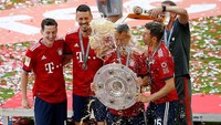 Bukan pesta Bayern namanya jika tak ada siraman bir. Foto: Michaela Rehle/Reuters