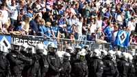 Aparat keamanan tampak bersiaga penuh di Volksparkstadion ketika Hamburg menjamu Gladbach. (Foto: Fabian Bimmer/Reuters)