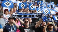 Jelang laga menjamu Borussia Moenchengladbach di Volksparkstadion, fans Hamburg terus memberikan dukungan dalam harapan tim kesayangannya bisa keluar dari lubang jarum. (Foto: Fabian Bimmer/Reuters)