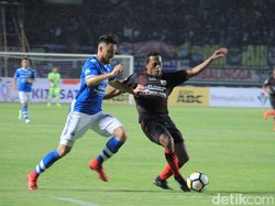 Persib mengunci kemenangan berkat gol dari Jonathan Bauman di babak kedua. Dia sudah mencatak empat gol di musim perdananya di Liga 1 (Foto: Wisma Putra/detikcom)