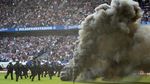 Foto: Ricuh Saat Hamburg Akhiri Masa 55 Musim di Bundesliga
